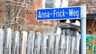 So gehts: Der Anna-Frick-Weg in Seewis Dorf ist nach der Heimatdichterin benannt, die lange die Schesaplanahütte führte. 