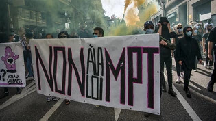 Rund 1000 Personen haben am Samstag in Genf gegen das Anti-Terror-Gesetz und das Covid-19-Gesetz demonstriert.