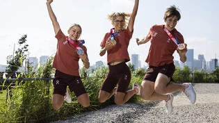 Sorgen Jolanda Neff (Mitte), Sina Frei (links) und Linda Indergand auch an der WM in Norditalien für Medaillen?