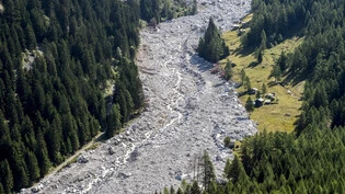 Ein Geröllfeld bedeckt die Val Bondasca nach einem Bergsturz am Piz Cengalo im Bergell, ein Jahr nach dem Unglück.