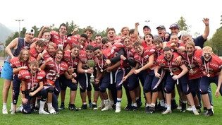 Erfolgreich: Die U16-Footballer der Broncos feiern mit dem gewonnenen Pokal. 