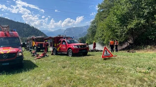 Die Feuerwehr löschte einen Flurbrand an der Via Sogn Gieri in Rhäzüns ...