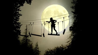 In Arosa: Die Seilpark-Nacht lädt zum Klettern im Mondlicht ein.
