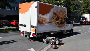 Unfall an der Rossbodenstrasse: Ein Roller liegt neben einem stillstehenden Lastwagen