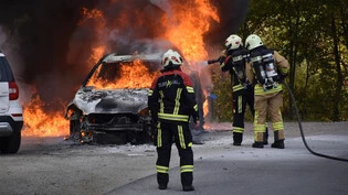 Autobrand in Cumpadials: Nach bemerkten Flammen unter dem Auto wurde es trotz raschem Eingreifen völlig ausgebrannt.