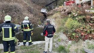 Bergung des Unfallautos im Bach: Ein Autofahrer kam bei einer Wendung in St. Moritz von der Strasse ab.