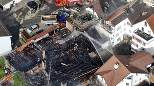 Blick aus der Luft: Beim Brand sind zwei Ställe vollständig abgebrannt und bei einem Wohnhaus entstand grosser Sachschaden.