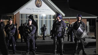 Einsatzkräfte der Polizei stehen Wache vor einer orthodoxen assyrischen Kirche. Der Angriff auf Geistliche einer christlichen Gemeinde in Sydney während eines Gottesdienstes ist von den Ermittlern als Terrorakt eingestuft worden. Foto: Mark Baker/AP/dpa