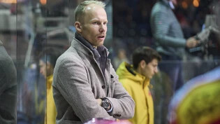 Kennt sich in der National League aus: Johan Lundskog verfolgt im November 2022 als Cheftrainer des SC Bern ein Spiel.