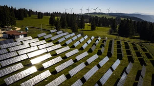 Romande Energie hat auch im vergangenen Jahr weiter in den Ausbau von erneuerbaren Energien investiert - im Bild der Mont-Soleil. (Archivbild)