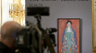 ARCHIV - Das Bild «Bildnis Fräulein Lieser»  von Gustav Klimt wird im Rahmen eines Pressetermins im  Wiener Auktionshaus im Kinsky vorgestellt. .Das Auktionshaus versteigerte  das verschollen geglaubtes Gemälde aus dem Jahr 1917 für 30 Millionen Euro…