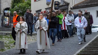 Kreuzweg durch Chur: Jugendliche tragen am nationalen Weltjugendtag ein Holzkreuz durch die Altstadt.
