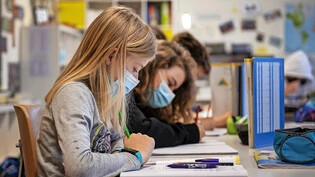 Schutz im Unterricht: Primarschülerinnen und Primarschüler einer sechsten Klasse tragen Gesichtsmasken. 