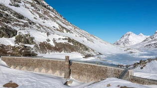 Herausforderung Wasserkraft: Für die befragten Bündnerinnen und Bündner einer Sotomo-Wahlumfrage gehört die Wasserkraft zu jenen Problemfeldern, welche die Politik rasch anpacken soll. Im Bild die Staumauer des Lago Bianco am Berninapass.