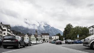 Wohin mit den Autos? Der Gemeinderat von Glarus will den Zaunplatz autofrei machen. Eine Tiefgarage darunter ist ihm aber zu teuer.