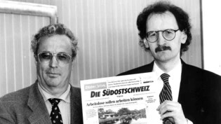 Schweizer Premiere: Einige Wochen vor der Erstausgabe der «Südostschweiz» präsentieren Verleger Hanspeter Lebrument (links) und Chefredaktor Andrea Masüger das künftige Aussehen der neuen Zeitung.