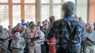 Singen Volkslieder in allen Landessprachen: Unter der Leitung von Rico Peterelli probt der Gemischte Seniorenchor Canziano im Seniorenzentrum Cadonau in Chur. 