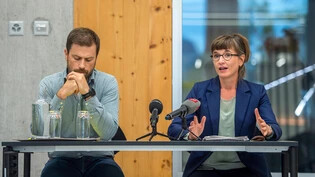 Haben informiert: Regierungsrätin Carmelia Maissen und Arno Puorger, zuständig für Grossraubtiere beim Jagdamt, stellen sich den Medienfragen. 