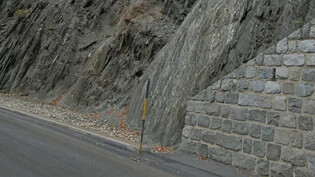 Brüchig: Zwischen Disentis und Curaglia ist die Gefahr gross, dass Steine auf die Strasse stürzen. Eine Palisade soll die Sicherheit auf der Strasse vergrössern. 