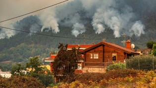 Letzten Sommer auf Teneriffa:  Das Feuer des nahe gelegenen Waldes von La Orotava bedroht die Häuser der Inselbewohner. Der Massentourismus ist einer der Treiber von zerstörerischen Umweltereignissen.