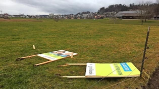 Der Wind war zu stark: An mehreren Orten in der Region wurden Plakatständer aus dem Boden gerissen – im Bild beim Joner Industriegebiet Buech. Bild Ramona Nock
