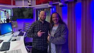 Thomas Graf (rechts), der Sänger der neuen Band Megawatt, ist zu Besuch bei Radio-Moderator Simon Lechmann.