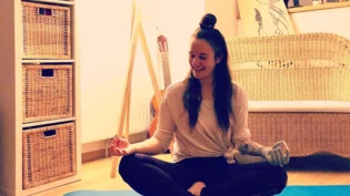 Zu den Hobbies von Lea Mehli gehört Yoga - Nun auch mit zwei Händen.