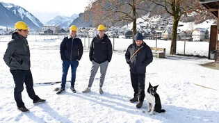 Den idealen Platz in Luchsingen gefunden: Jesus Garcia (von links), Tobias Baumann, Samuel Gallati und Werner Rhyner mit Border-Collie-Rüde Jay freuen sich auf den Start der Kinderbaustelle Glarnerland.