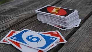 Uno ist wohl eines der bekanntesten Spiele. Es gibt aber noch viele, die einen lustigen Nachmittag garantieren. 