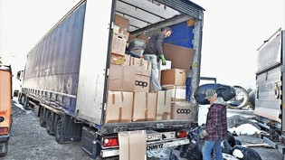 Randvoll: Hansjürg Hess füllt den polnischen Sattelschlepper mit 24 Tonnen Hilfsgüter für die ukrainischen Flüchtlinge.