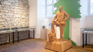 Das Rätische Museum in Chur zeigt zum Auftakt der Ausstellung unter anderem eine Holzskulptur von Johann Coaz.