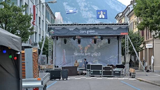 Für den Verkehr gesperrt: In Glarus steigt an diesem Wochenende ein Sommerfest auf der Hauptstrasse. 