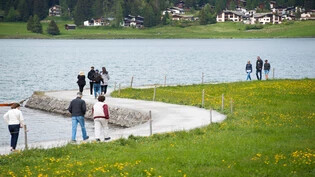 Zurück zu mehr Natur: Bei elf Bündner Seen, im Bild der Davoser See, empfiehlt das Amt für Natur und Umwelt Renaturierungsmassnahmen.