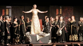 Auch optisch stimmig: Ob Anna Voshege (Mitte) in der Titelrolle der Semiramide oder der Coro Opera Viva – Kostümbildnerin Caroline Neven du Mont hat alle Beteiligten geschmackvoll eingekleidet.