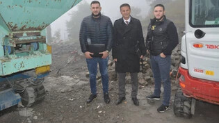 Ortstermin: Serif Yildiz besucht mit seinen Söhnen Yavuz (links) und Yusuf (rechts) die Baustelle.