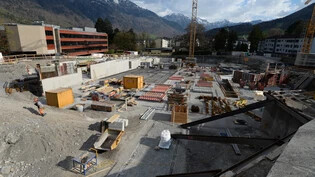 Eine riesige Baugrube mitten in Glarus: Neben der Kantonsschule werde derzeit 70 Wohnungen gebaut.