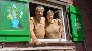 Ungewisse Zukunft: Andreas und Heidi Zimmermann, die Gastgeber im «Naturfründehhus Mettmen», hoffen, dass ihre Zufahrtsstrasse bald wieder offen ist. 
