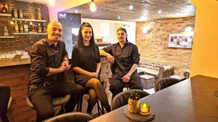 Die Gastgeber und die Gastgeberin: Tim Rusiti (links), Linda Rusiti und Yanick Hüppi sitzen in der komplett umgebauten «Ochsen Bar».