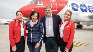 Umrahmt von Stewardessen: Vreni Schneider und Markus Gander sind stolz auf «ihren» Flieger.
