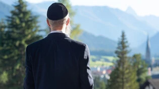 Die Kantonspolizei ist aufmerksam: Jüdisches Leben bringen vor allem Besucher wie dieser Gast nach Davos.