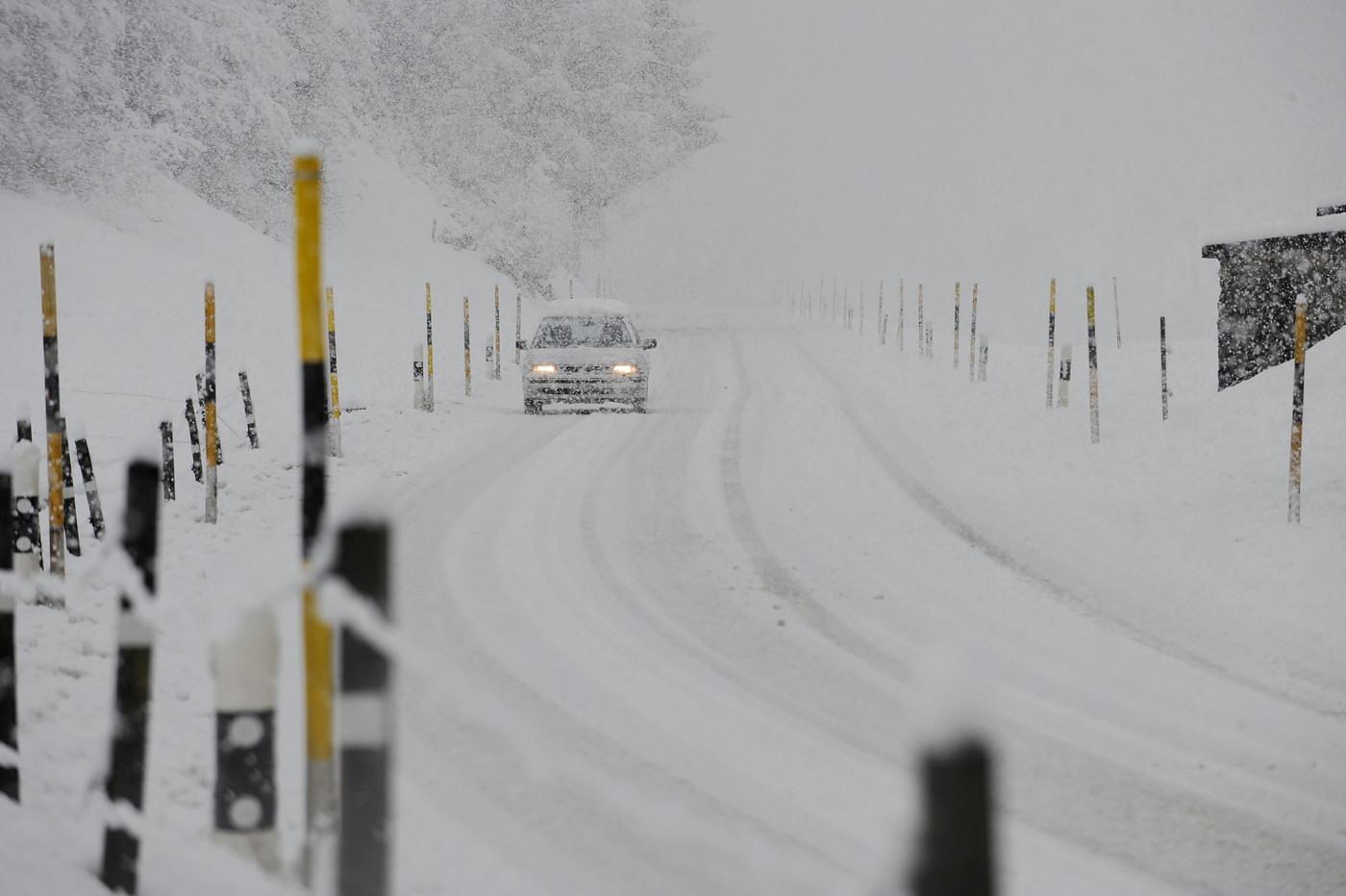 Schneebedeckte und rutschige Fahrbahn: Das Tempo ist der Fahrbahn und den Wetterverhältnissen anzupassen.