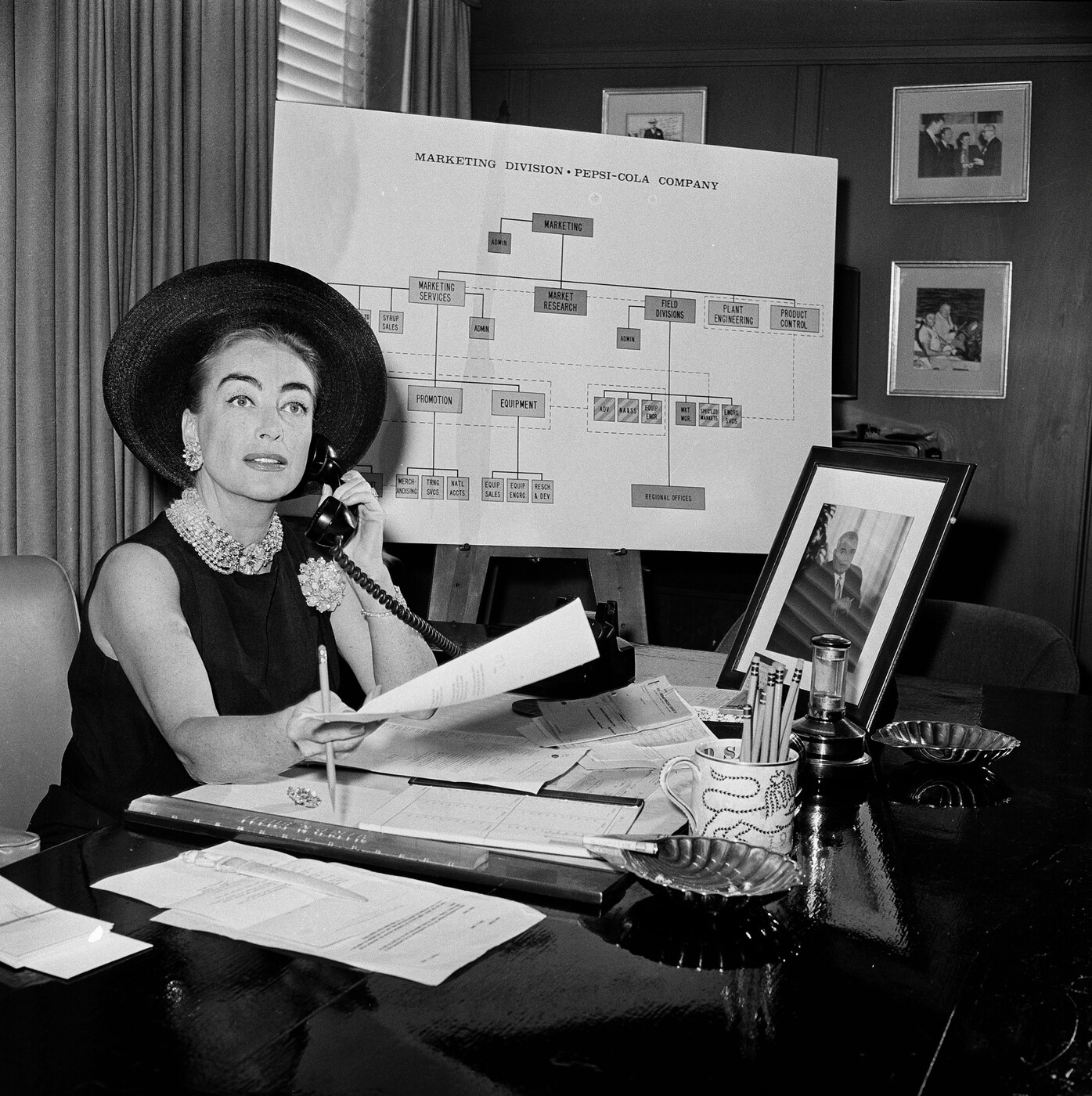 Schauspielerin und Geschäftsfrau: Joan Crawford in ihrem Büro im Pepsi Cola Building in New York im Jahr 1959. 