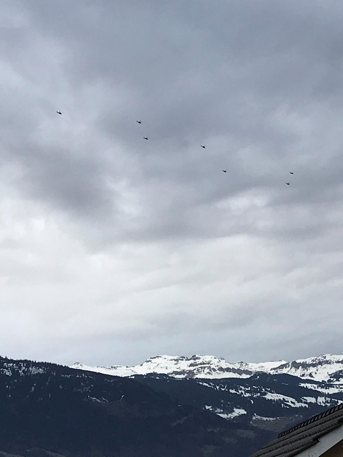 Black Hawks Helikopter aus den USA am Freitag unterwegs von Davos nach Zürich.