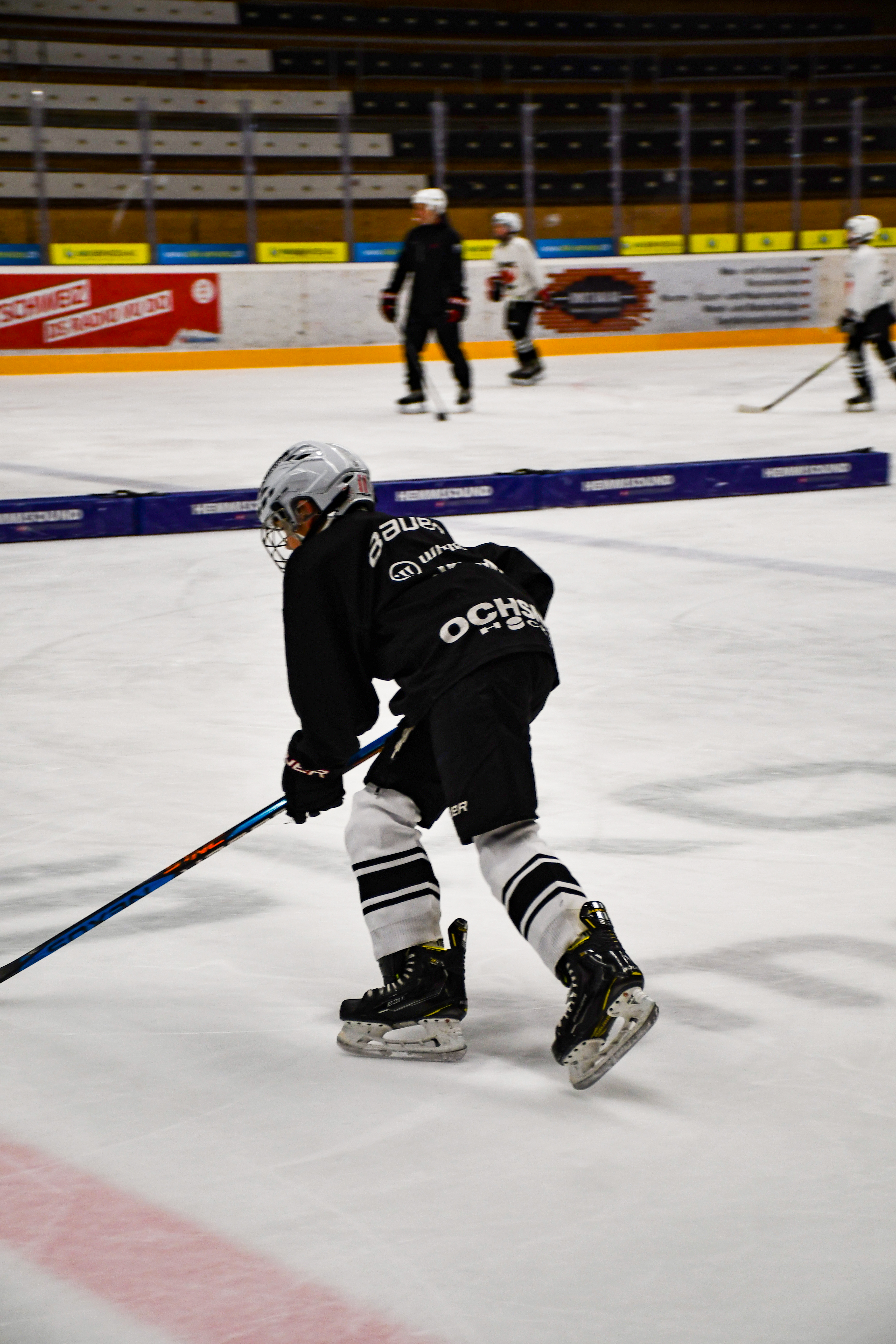 Das Spiel spielen: Der Eishockey-Nachwuchs trainiert dreimal pro Woche.