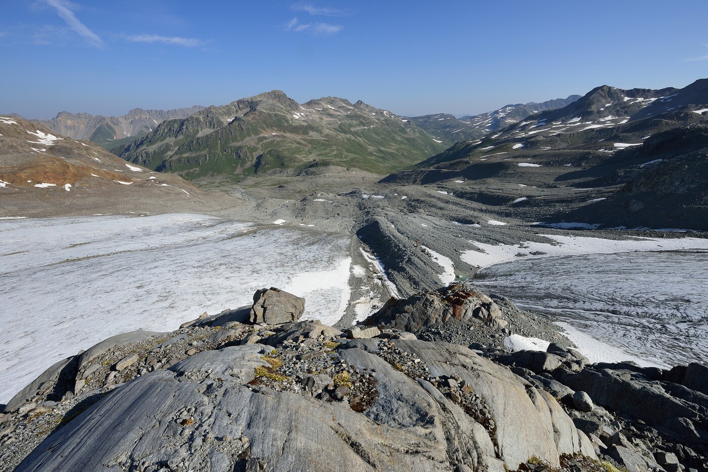 Landschaften und Natur in der Umgebung der Keschhütte: Vom Gletscher geschliffene Platten auf dem Porchabella-Gletscher.