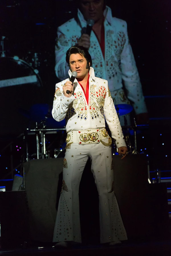 Ich will die Menschen unterhalten. Das ist mein ganzes Leben. Bis zu meinem letzten Atemzug! - Elvis Presley