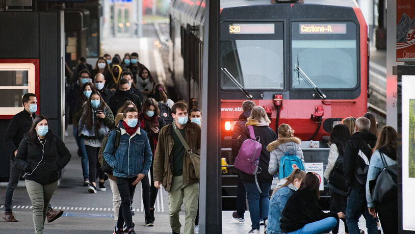 Die Fahrgäste sollen zurückkommen nach den Umwälzungen durch die Corona-Pandemie. Um das zu erreichen, testet der öffentliche Verkehr verschiedene Preis- und Abonnements-Formen. (Archivbild vom Bahnhof Locarno)