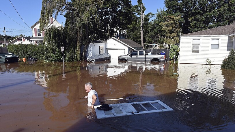 dpatopbilder - Ein Rekordunwetter nach Hurrikan «Ida» hat unter anderem im US-Bundesstaat New Jersey Überschwemmungen verursacht und mehrere Menschen getötet. Foto: Carlos Gonzalez/AP/dpa