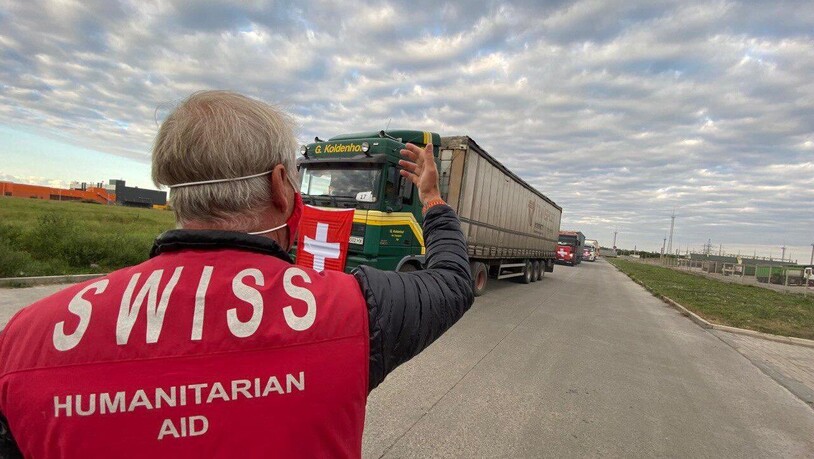 Ein Konvoi aus 144 Lastwagen mit Schweizer Hilfsgütern hat am Samstag die Kontaktlinie nach Donezk überquert.
