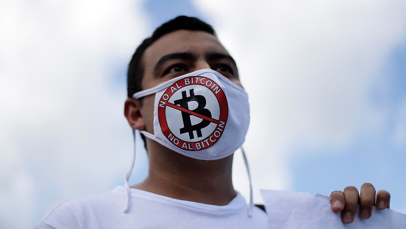 Der Bitcoin geriet nach einem chaotischem El-Salvador-Debut unter Druck. Im Bild die Proteste gegen die Einführung vom vergangenen Wochenende.